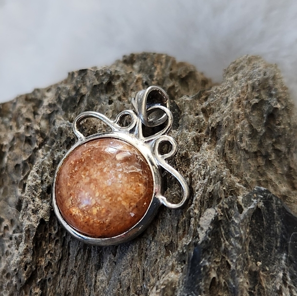 Sunstone and Silver pendant - Picture 7 of 11